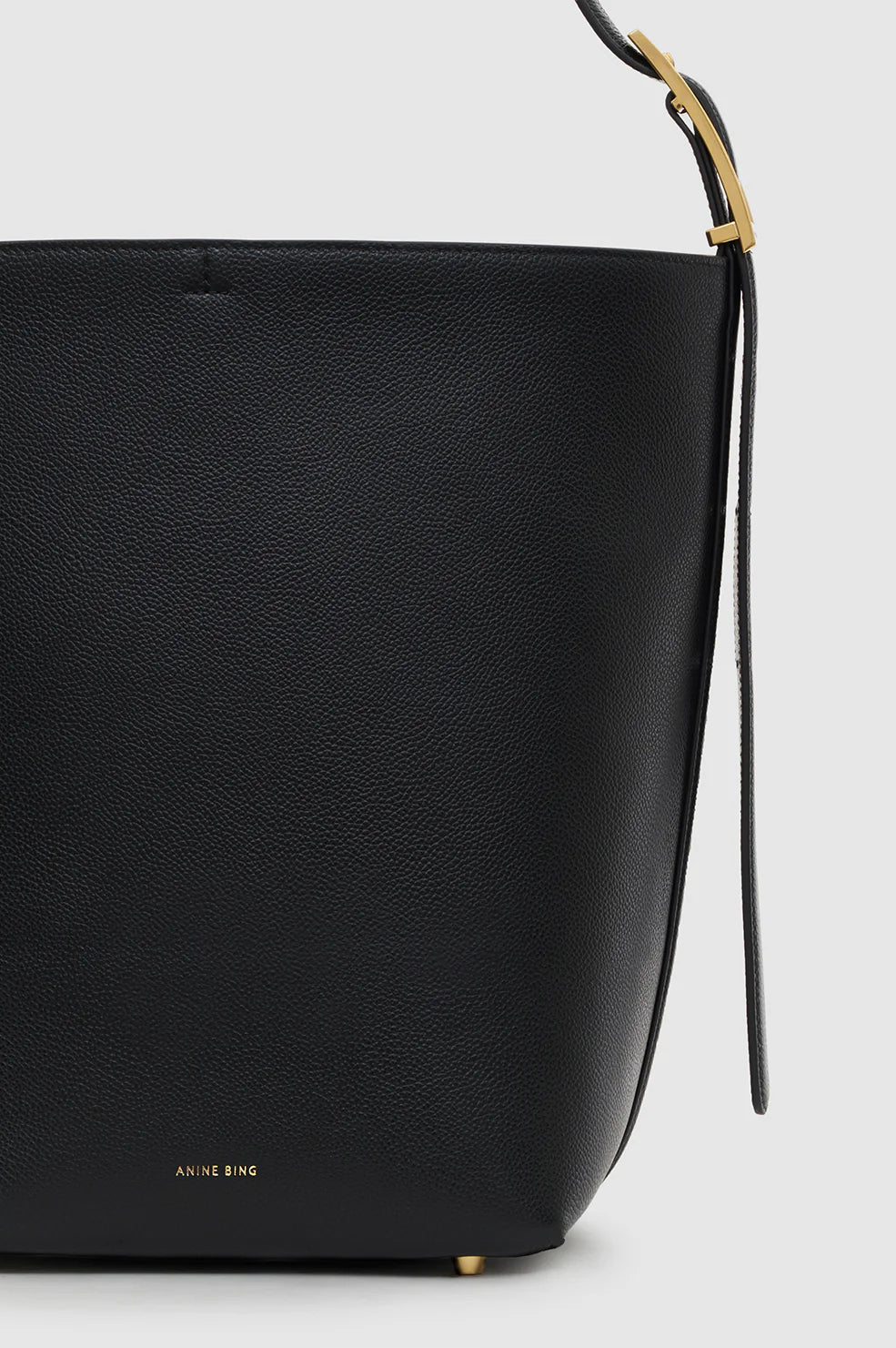 Elly Bucket Bag Grained Leather in Black