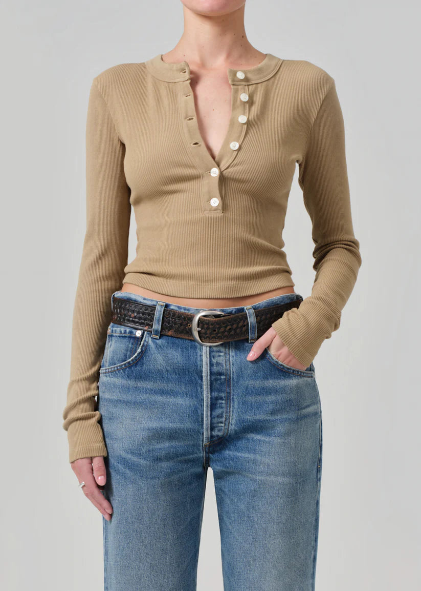 Varra Henley in Sandie