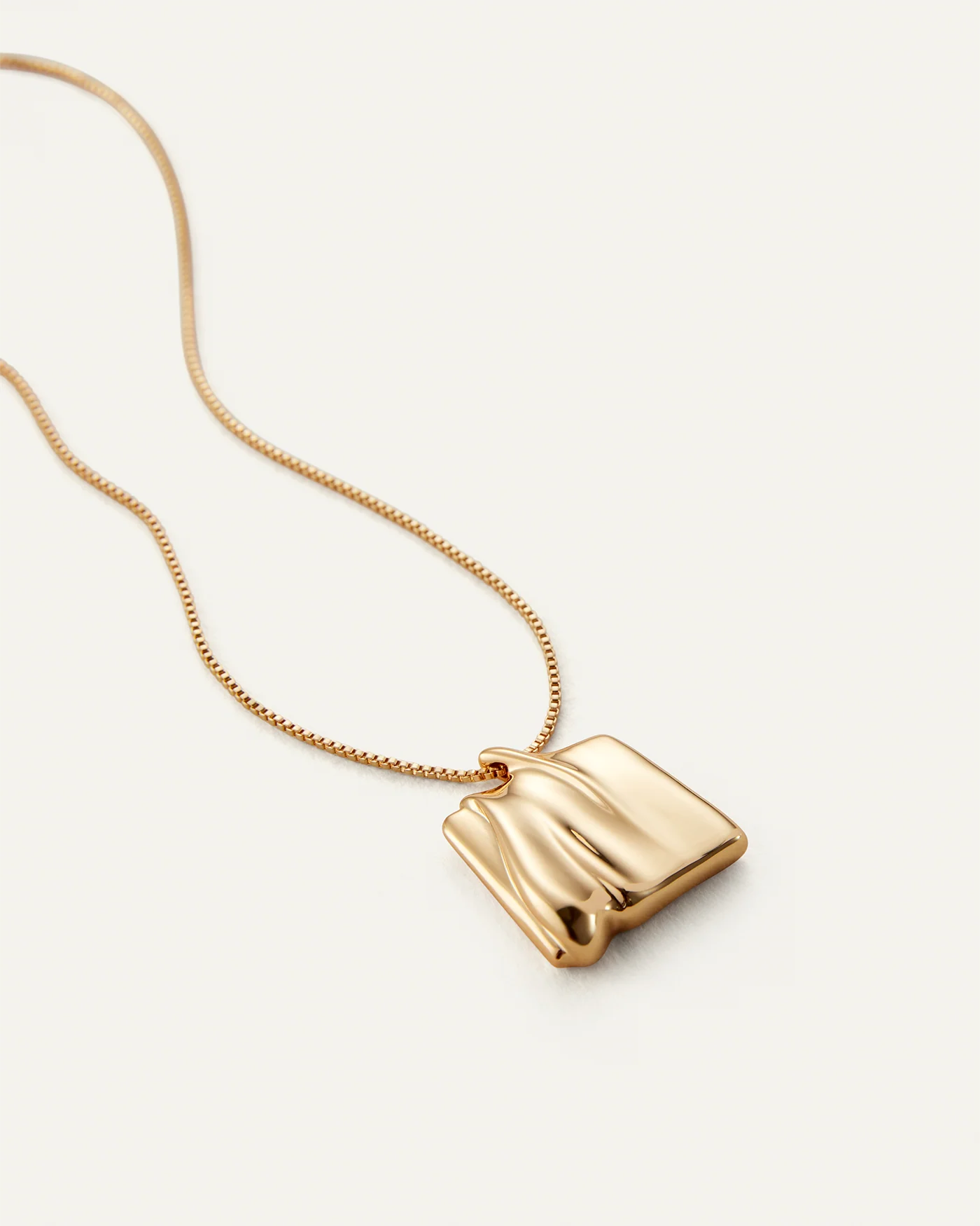 Sundra Pendant Necklace in Gold