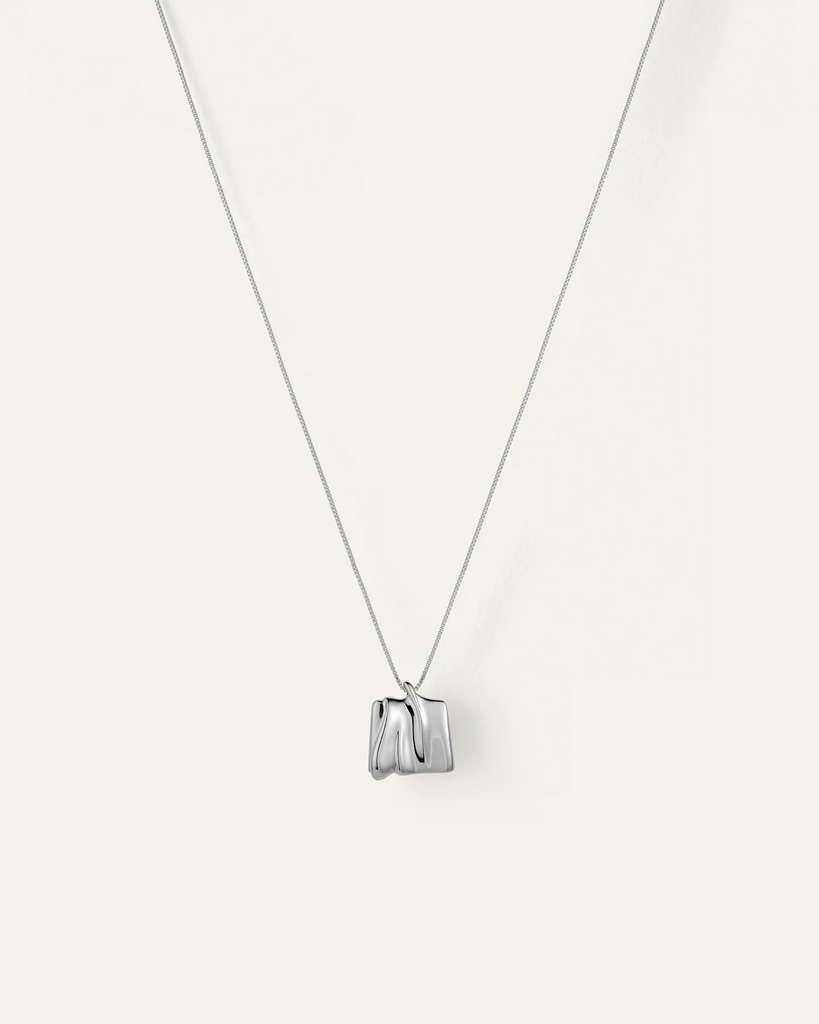 Sundra Pendant Necklace in Silver