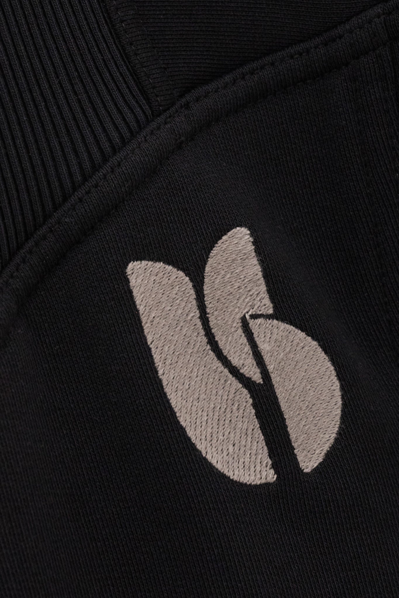 Jossy Sweatshirt. Black