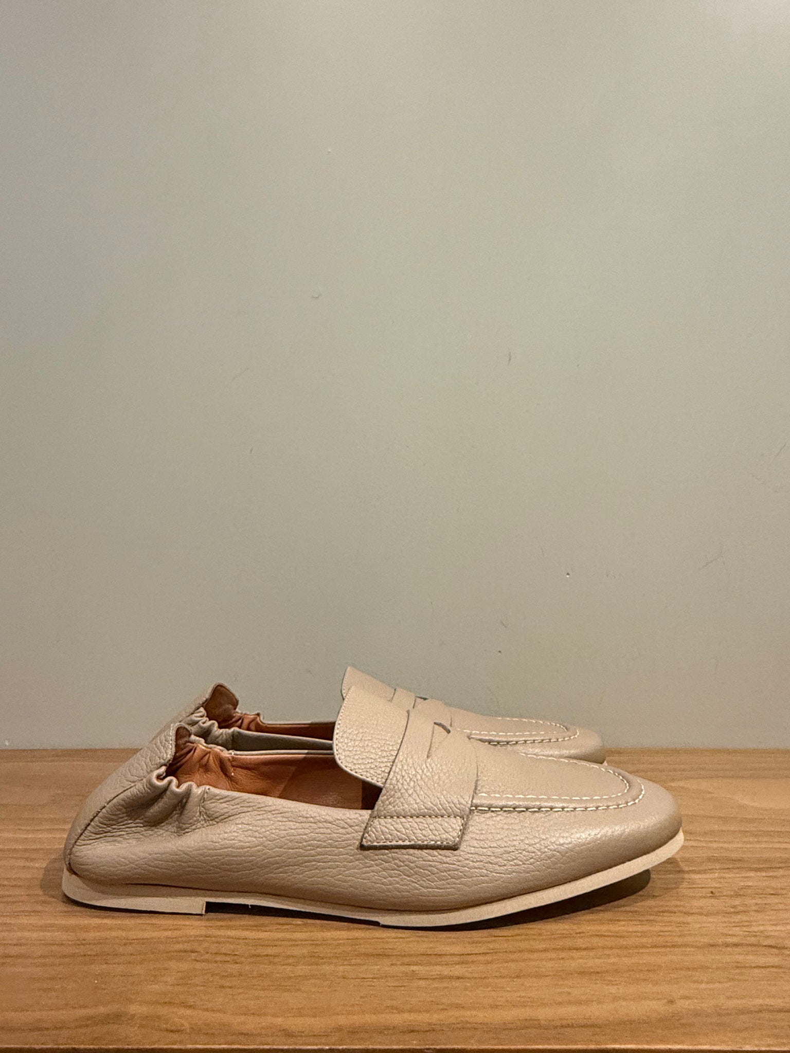 Kitson Leather Loafer in Wheat Pebble