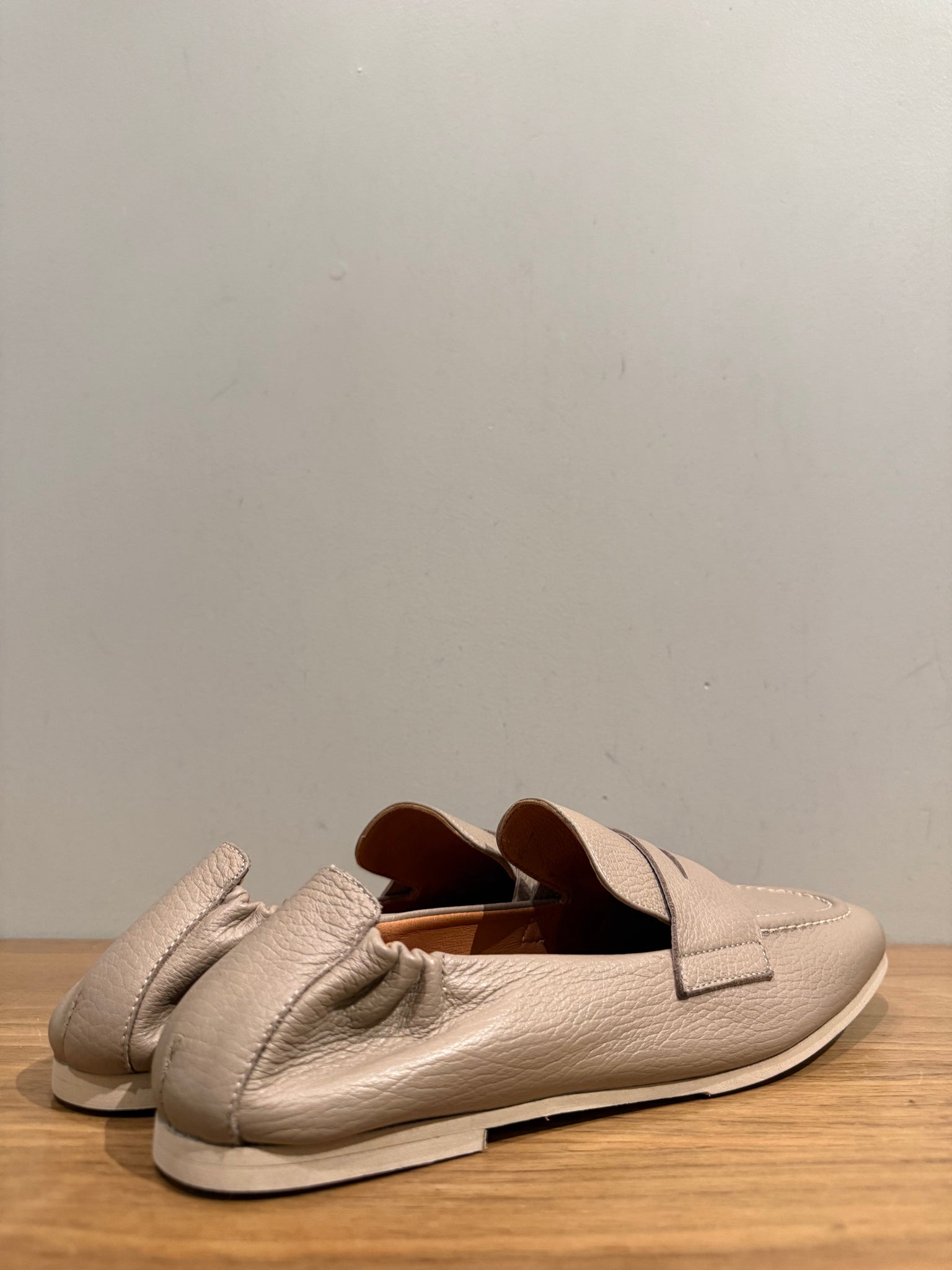 Kitson Leather Loafer in Wheat Pebble
