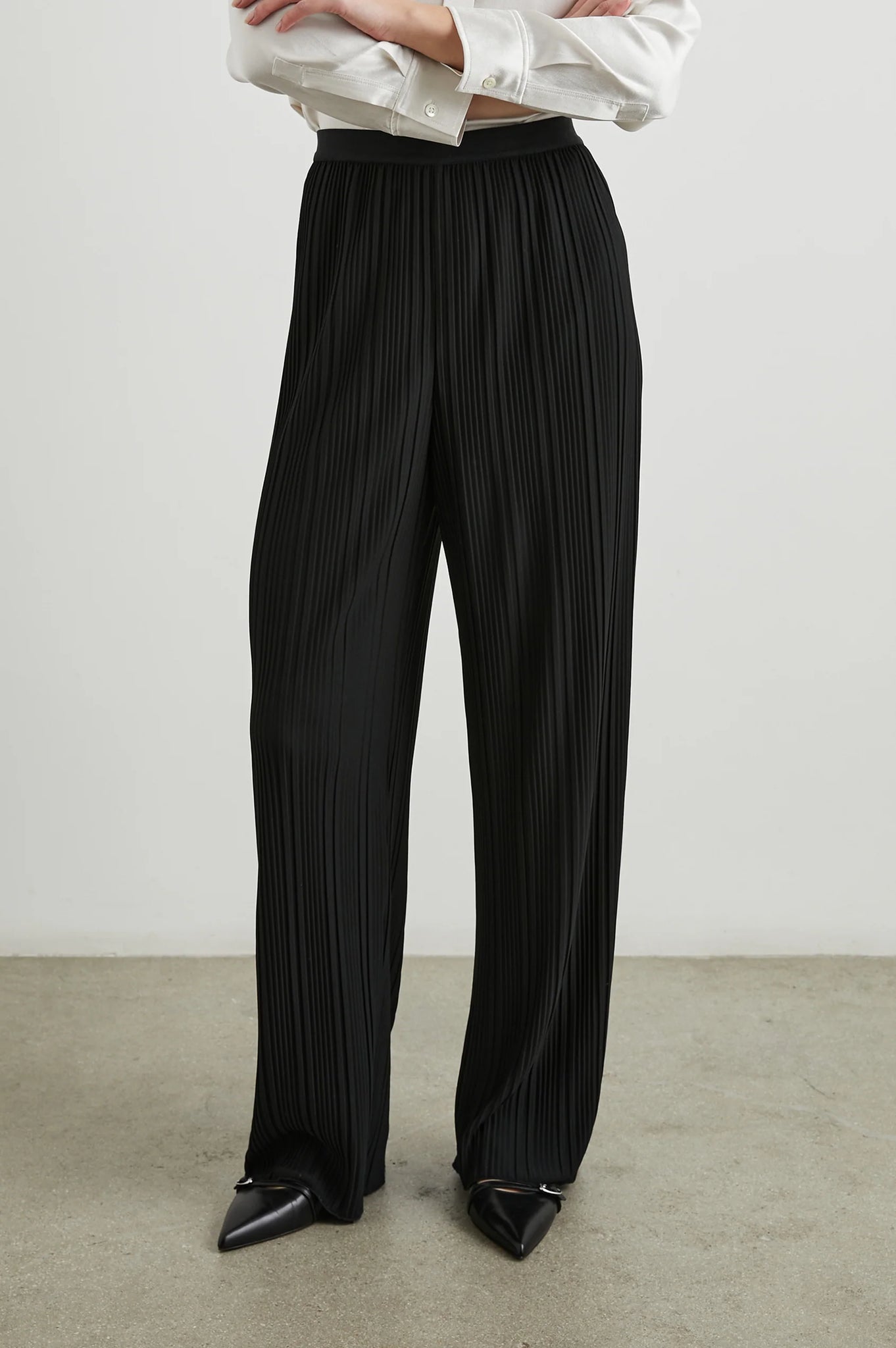 Liana Pant in Black