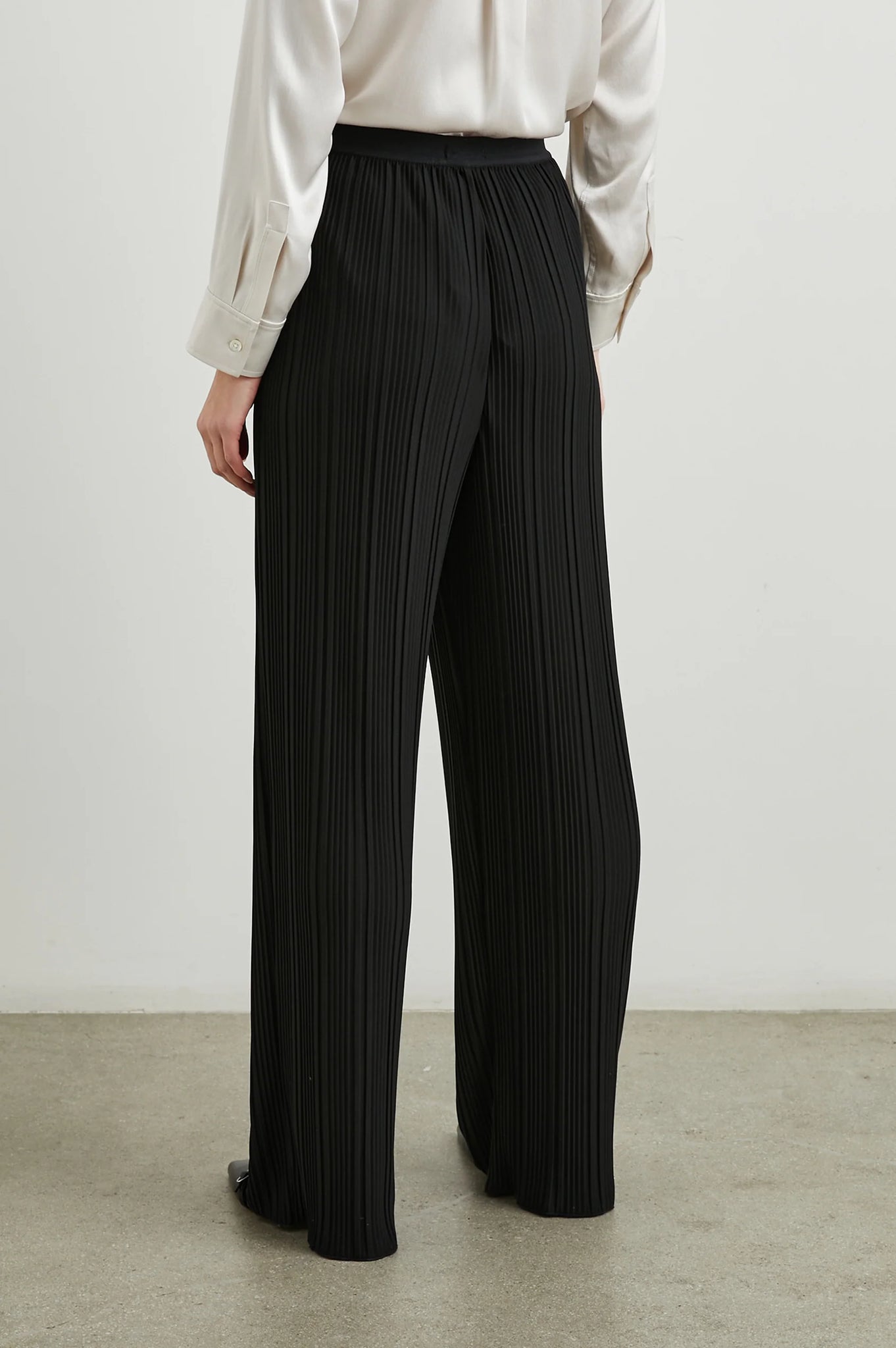 Liana Pant in Black