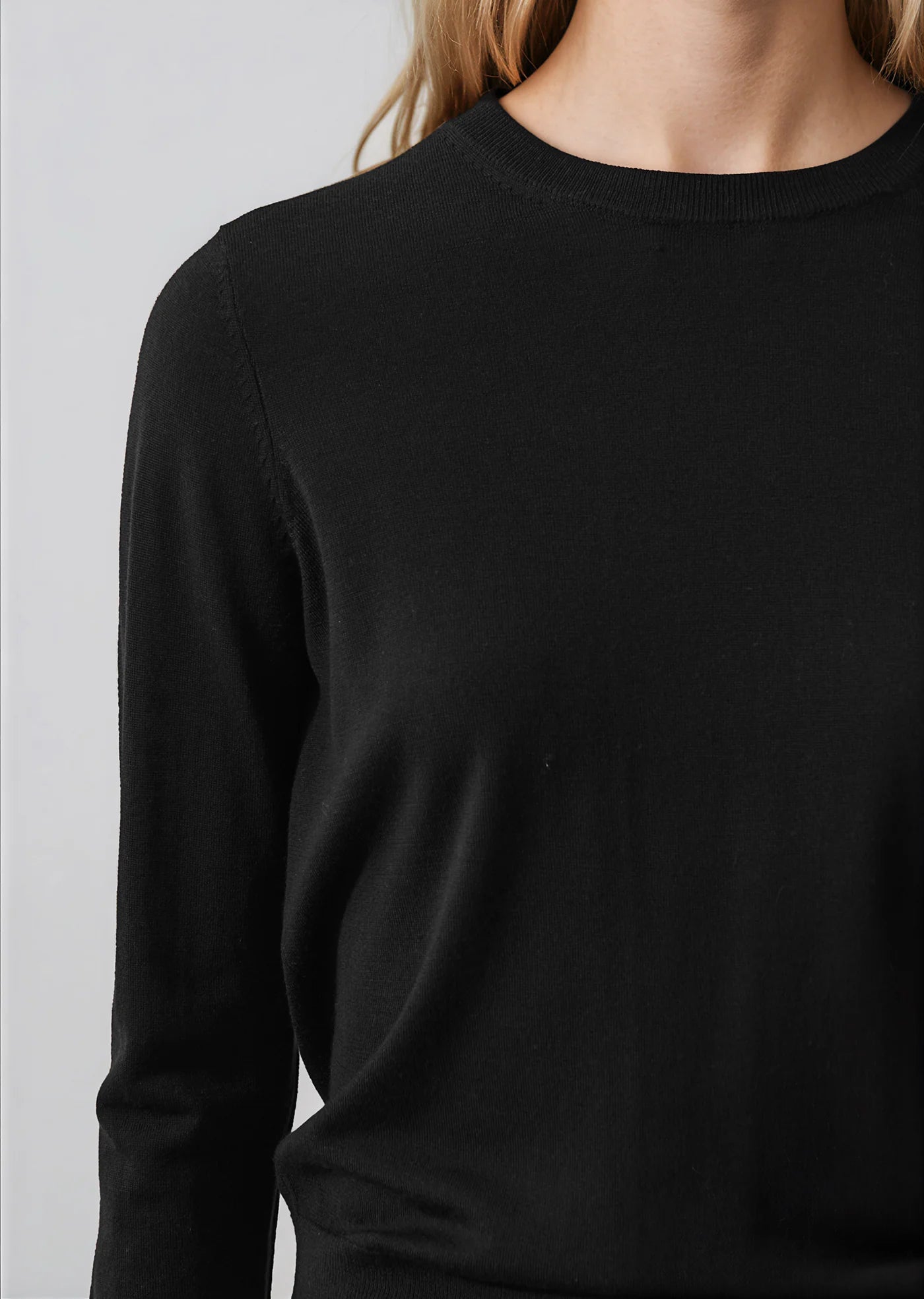 LS Extrafine Merino Classic Crew in Black