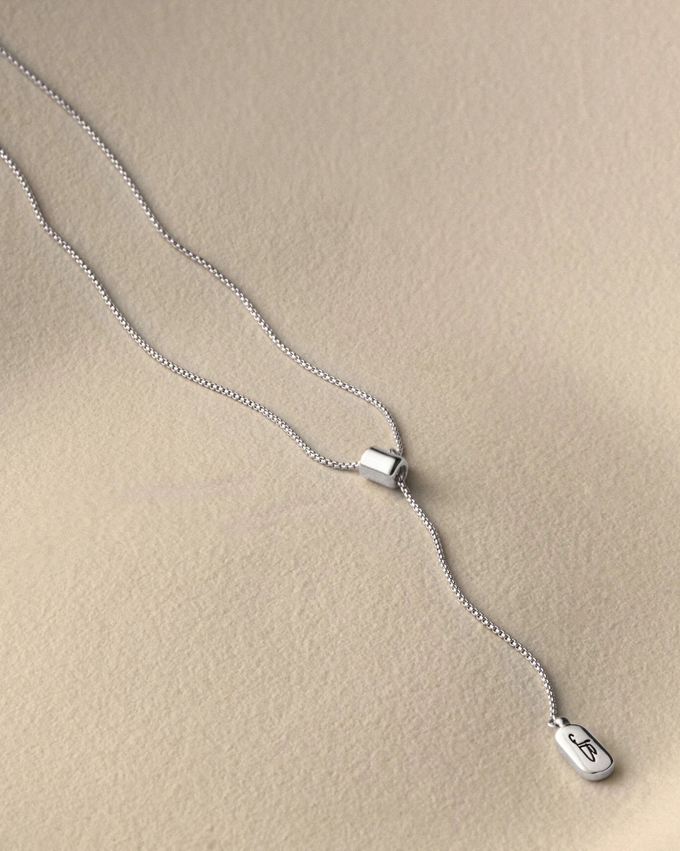 Leon Pendant Necklace in Silver