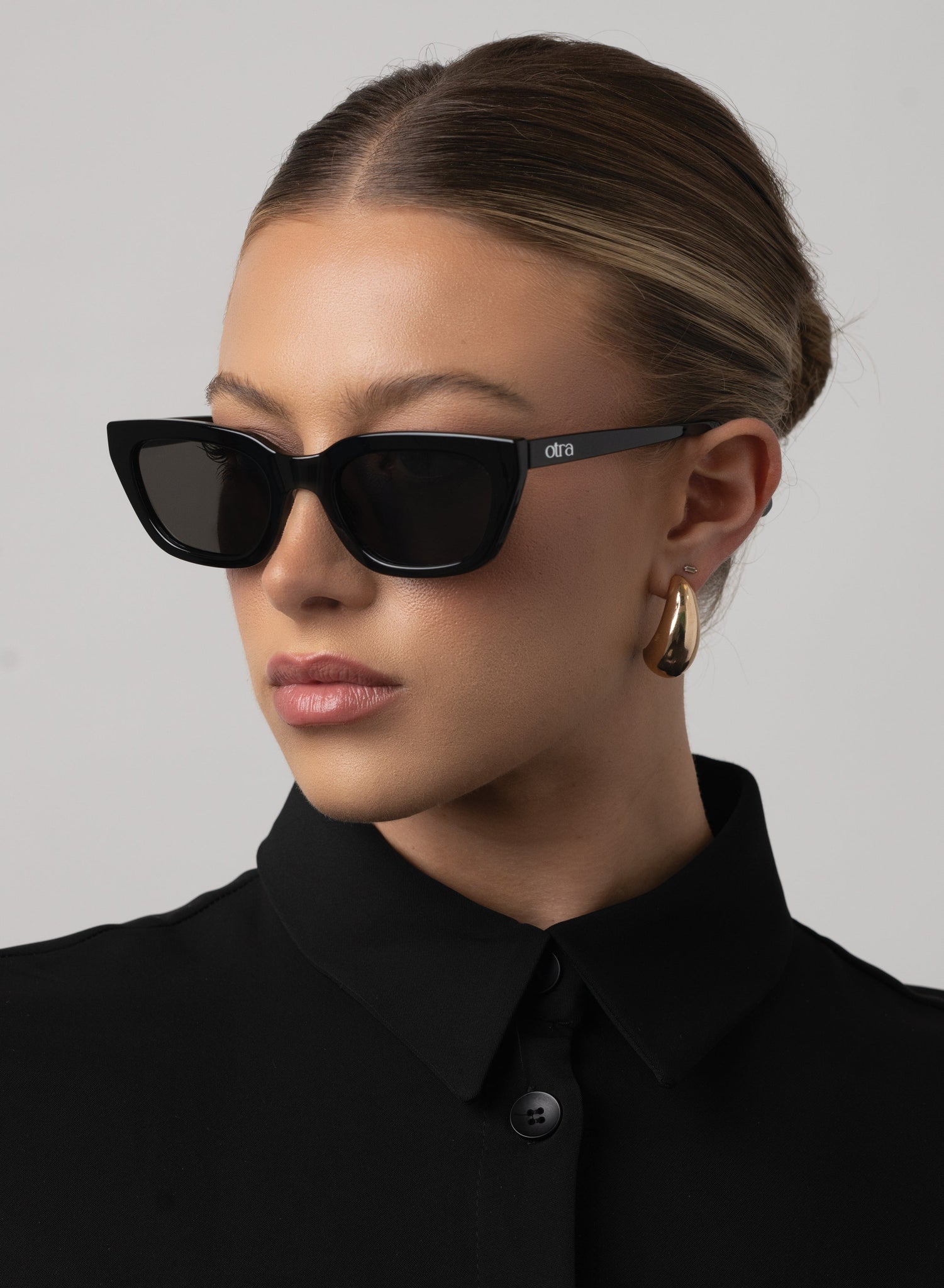 Nove in Black/Smoke