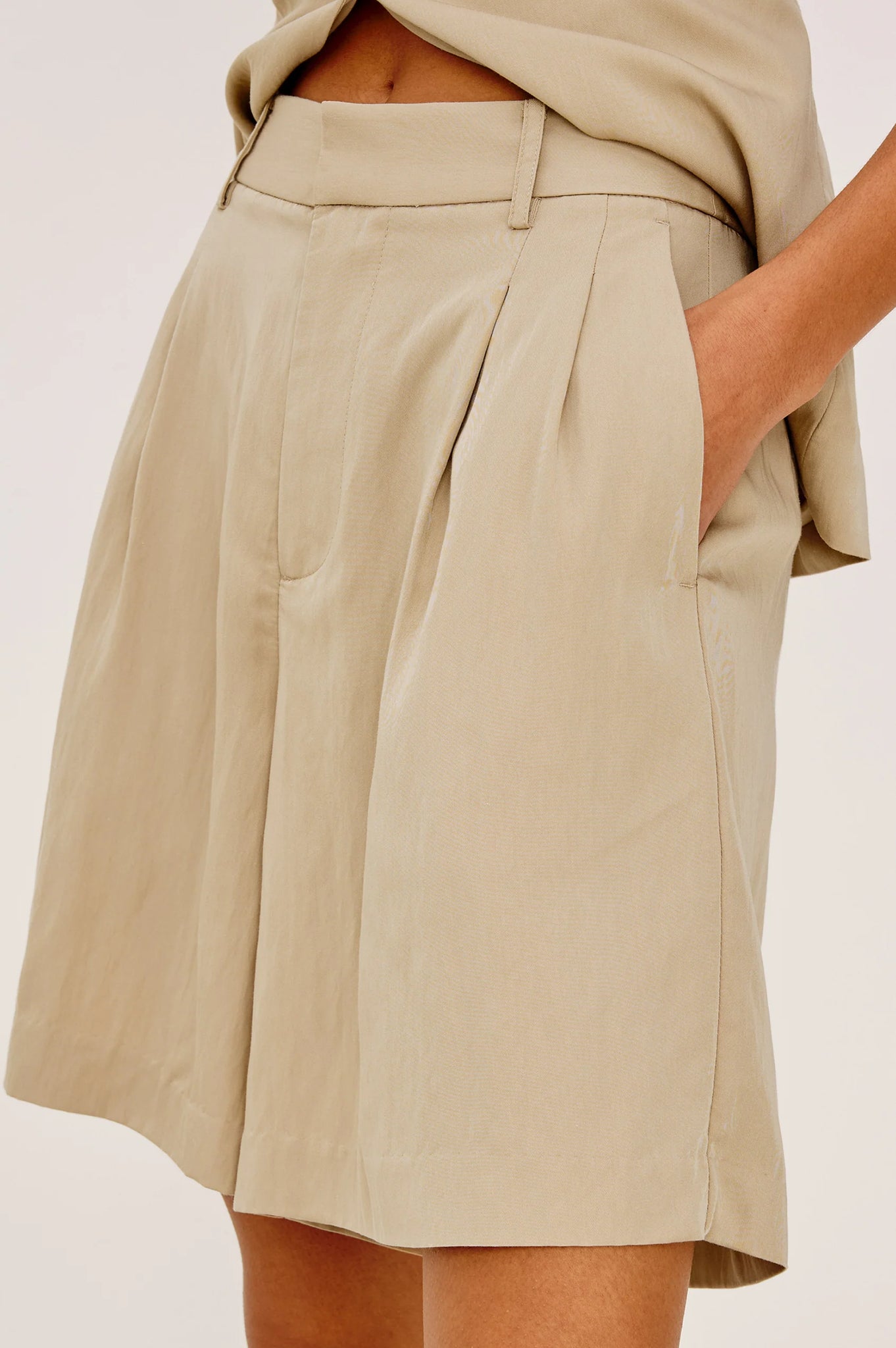 Zamora Short in Almond