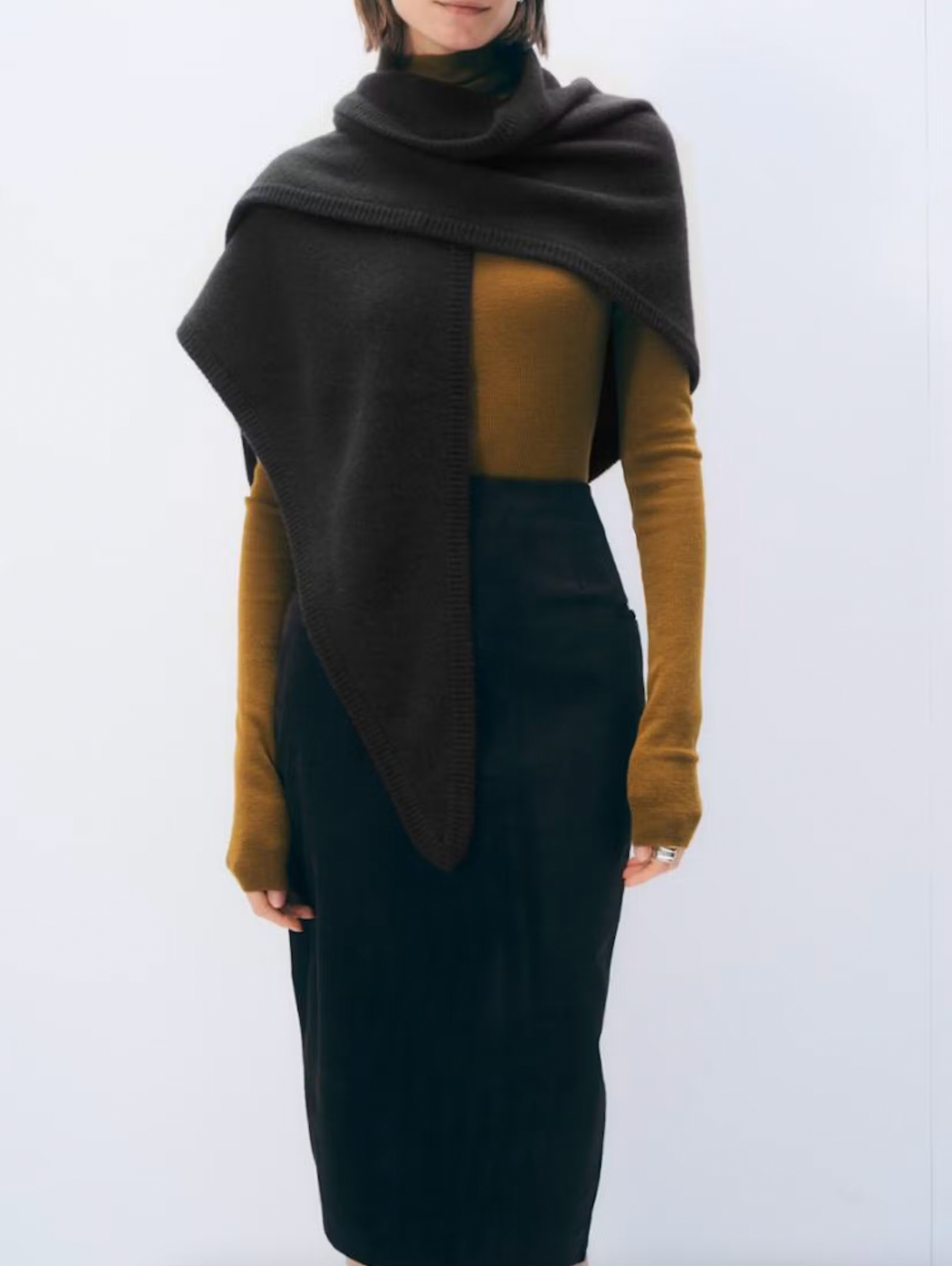 Cashmere Triangle Scarf in Black
