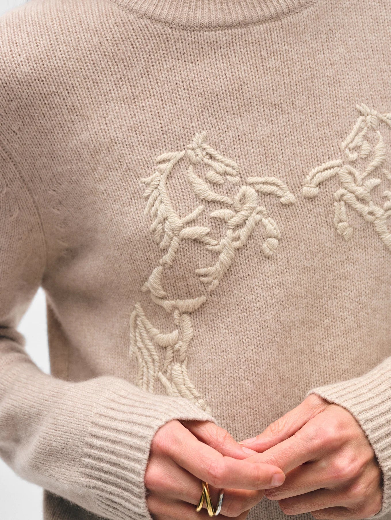 Cashmere Blend Horse Embroidered Crewneck in Sand/Ivory